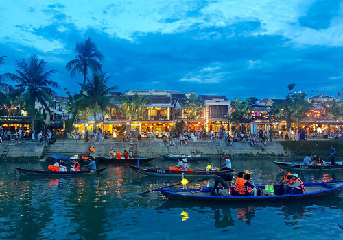 đi thuyền trên sông